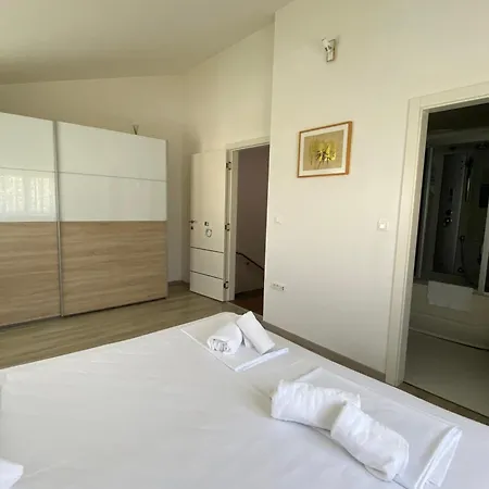 Villa Akebono - Private Pool - Bbq - Free Parking - Near Arena Pula